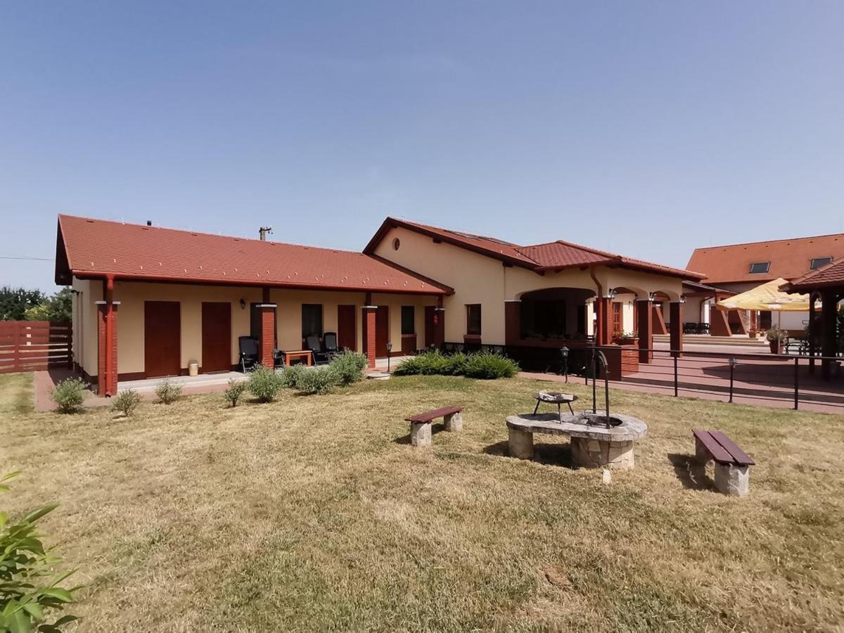 Bed and Breakfast Kamilla Panzio Es Rendezvenyhaz Balmazújváros Exterior foto