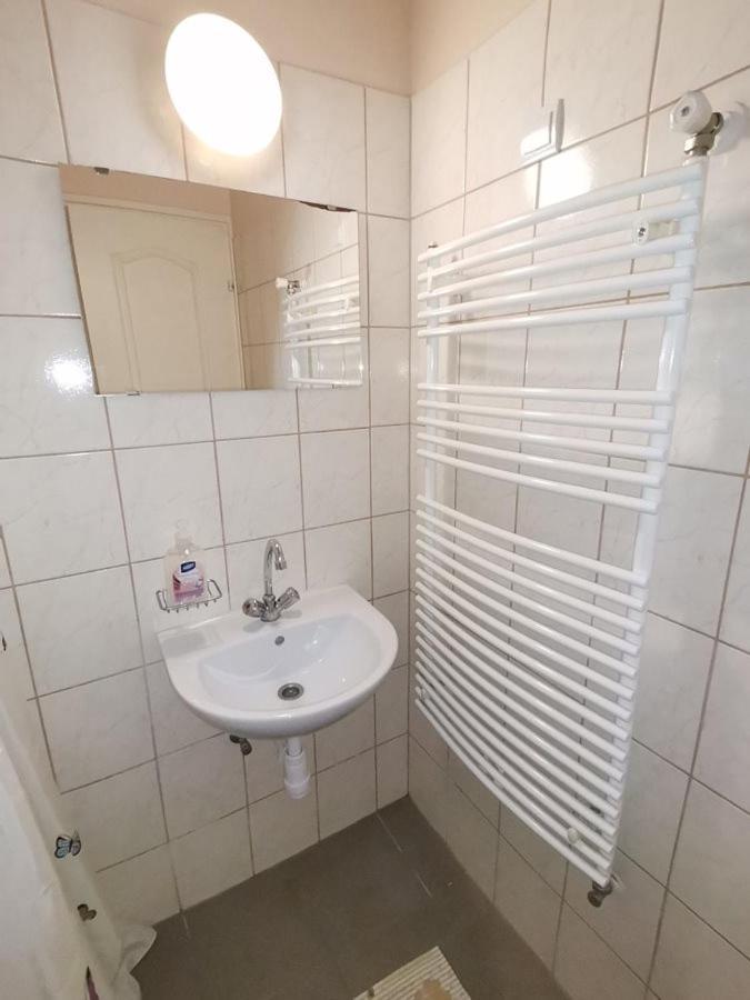 Bed and Breakfast Kamilla Panzio Es Rendezvenyhaz Balmazújváros Exterior foto