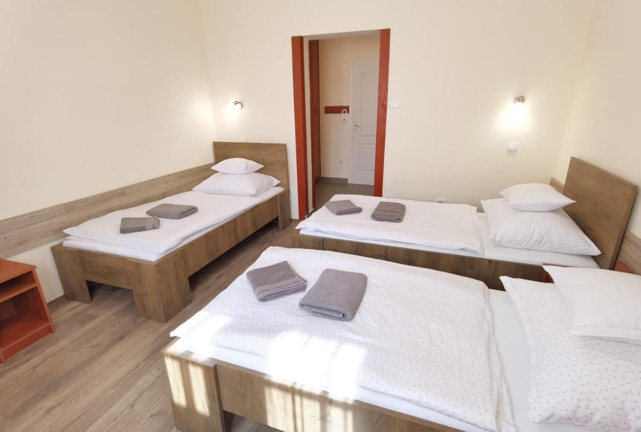 Bed and Breakfast Kamilla Panzio Es Rendezvenyhaz Balmazújváros Exterior foto