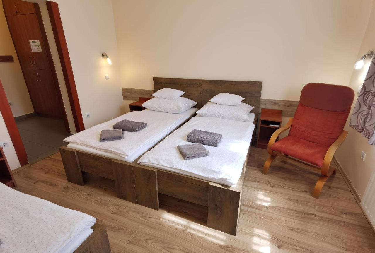 Bed and Breakfast Kamilla Panzio Es Rendezvenyhaz Balmazújváros Exterior foto